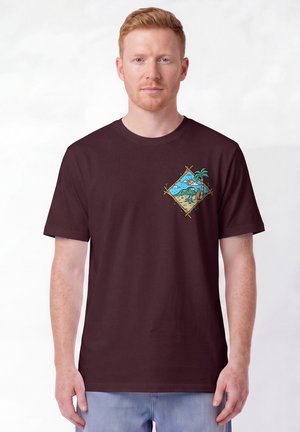 watapparel, BEACH IS CALLING - T-shirt imprimé - red brown