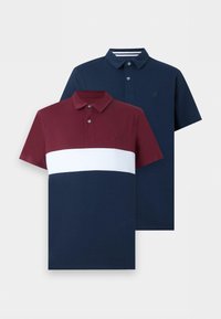 Δύο κοντομάνικα πόλο μπλουζάκια, ένα μονόχρωμο σε ναυτικό μπλε και ένα με χρωματικά μπλοκ σε μπορντό, λευκό και ναυτικό μπλε, και τα δύο με γιακάδες με κουμπιά.