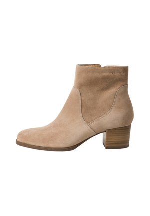 Beige ruskind ankelstøvle med en stablet træblokhæl og rund tå, designet til afslappet eller semi-formelt brug.