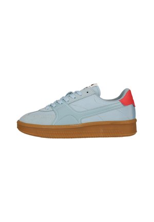 Hellblauer Sneaker mit brauner Sohle, Schnürung vorne und rotem Fersenpatch, seitlich auf weißem Hintergrund gezeigt.