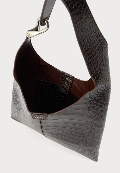 Σκούρο καφέ δερμάτινη τσάντα με κροκοδειλένιο μοτίβο, φαρδιά λουράκι, ανοιχτό πάνω μέρος και εσωτερική τσέπη με κούμπωμα snap.