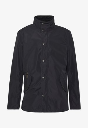 Tengerészkék vízálló dzseki magas gallérral, teljes elöl gombos zárással, két oldalsó zsebel és sima, finom textúrával.