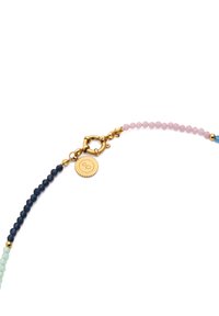 Collar de cuentas con cuentas rosas, azules y verdes hechas de piedras semipreciosas, con un cierre y un charm con logo en tono dorado.