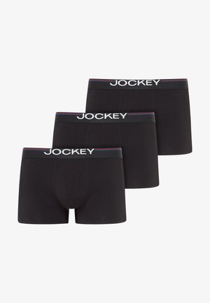 Drei schwarze Boxer-Shorts für Männer mit markanten Bunds, auf denen "Jockey" in Weiß steht, versehen mit dünnen roten und blauen Streifen am oberen Rand.