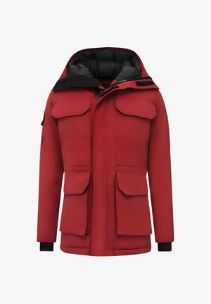 Rode gewatteerde jas met een zwarte gevoerde capuchon, meerdere zakken aan de voorkant, ritssluiting en geribbelde manchetten voor extra warmte en comfort.
