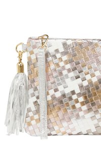 Vævet clutch-tasker med metallic sølv, guld og rosaguld firkanter. Inkluderer en sølvfarvet kvast og guld hardware-detaljer.