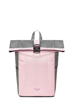 Grau-rosa Rolltop-Rucksack mit einer Schnallenverschluss, der eine glatte Textur, Seitentaschen und ein Logo auf der Vorderseite aufweist.