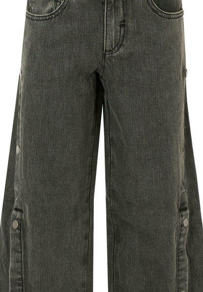 Pantaloni in denim grigio con una silhouette ampia, dotati di bottoni laterali e tasche. Il tessuto ha una finitura testurizzata con dettagli di cucitura sottili.