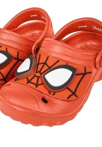 Zoccoli di plastica rossi con design di Spiderman, occhi bianchi e motivo a ragnatela nera. Forma ergonomica con fori di ventilazione e cinturino sul retro.