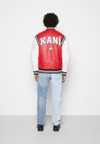 Karl Kani KARL KANI X SMILEY® COLLEGE JACKET - Casaco de pele sintética - red