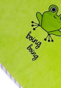 Grüne Plüschdecke mit einem Froschdesign und gestickten Akzenten sowie dem Text "boing boing" in Schwarz, umrandet von lila und weißen Streifen.
