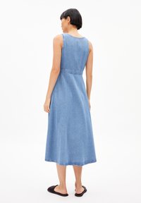 Dunkelblaues Denim-Midi-Kleid mit ärmellosem Design, taillierter Taille und fließendem Rock. Es hat einen klassischen Rundhalsausschnitt und eine glatte Textur.