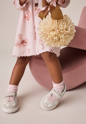 Next, REGULAR FIT - TOUCH FASTENING ELASTIC LACE TRAINERS  . - Chaussures premiers pas - neutral