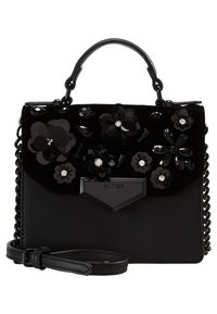 Czarna torebka o błyszczącym wykończeniu, ozdobiona teksturowanymi aplikacjami kwiatowymi i kamieniami ozdobnymi. Posiada łańcuszkowy uchwyt i odpinany pasek.