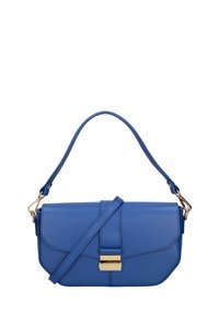 Sac à main en simili cuir bleu avec une fermeture à rabat, accents en métal doré, bandoulière ajustable et forme angulaire. Texture lisse.