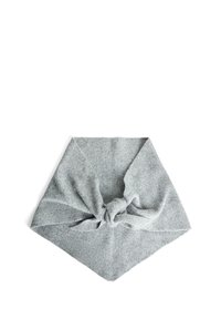 Banda de cap gri tricotată cu un detaliu în formă de nod în centrul său. Prezintă un material texturat, moale, modelat într-un design triangular.