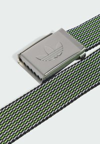 Nastavitelný pletený pásek s kovovou stříbrnou sponou s vyraženým logem, celoplošný pruhovaný vzor v černé, zelené a bílé barvě.
