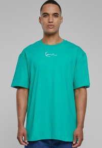 SMALL SIGNATURE ESSENTIAL - T-shirts med print - green
