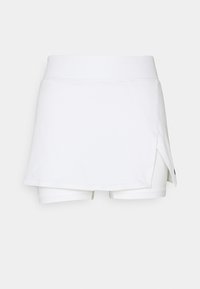 Skort deportivo blanco con cintura elástica, que presenta un diseño en capas. Incluye pantalones cortos ajustados por debajo y una abertura en el costado para mayor movilidad.