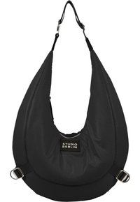 Schwarze, weiche Stofftasche mit einer einzigartigen, geschwungenen Form. Verfügt über ein Logo-Patch, einen verstellbaren Tragegurt und metallene Hardwareakzente.