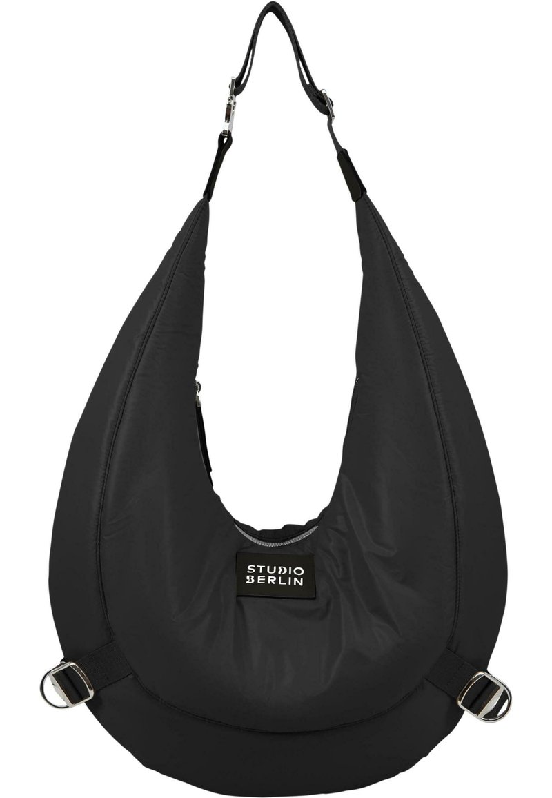 Schwarze, weiche Stofftasche mit einer einzigartigen, geschwungenen Form. Verfügt über ein Logo-Patch, einen verstellbaren Tragegurt und metallene Hardwareakzente.