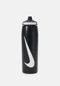 Zwarte sportwaterfles met een gebogen vorm, een wit Nike-logo, een zwarte tuit en een gladde matte afwerking.