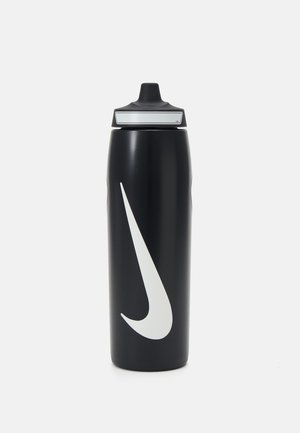 Sort sportsvandflaske med en buet form, et hvidt Nike-logo, en sort dyse og en glat mat finish.