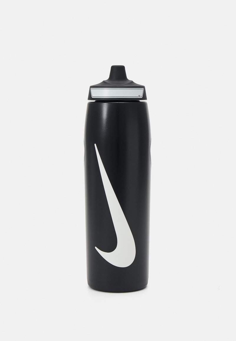 Zwarte sportwaterfles met een gebogen vorm, een wit Nike-logo, een zwarte tuit en een gladde matte afwerking.