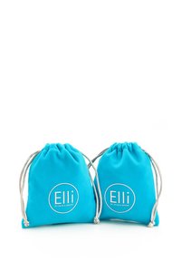 Două saci din țesătură turquoise cu sârmă argintie. Fiecare sac are un logo rotund alb cu "Elli by Julie & Grace."