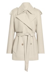 Kremowy płaszcz o podwójnym zapięciu, z przednimi kieszeniami i paskiem. Posiada pagony na ramionach oraz szeroki kołnierz, wykonany z fakturowanej tkaniny.