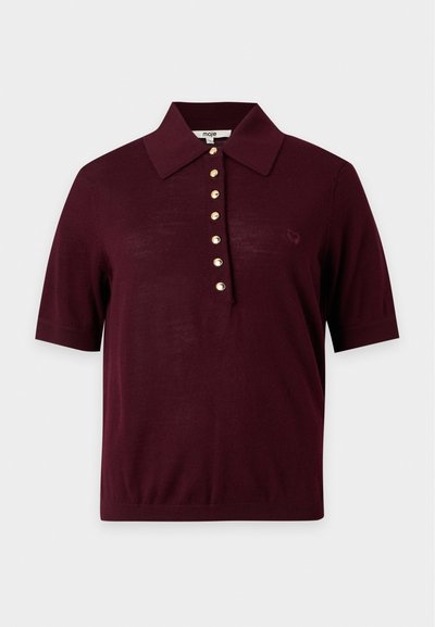 Polo à manches courtes couleur bordeaux foncé avec un col large et une rangée de sept boutons dorés au centre devant.