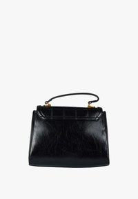 Bolso de mano de cuero negro con forma estructurada, asa superior y sutil textura de cocodrilo. Accesorios dorados complementan el diseño.