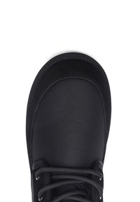 Zapatilla negra con parte superior de cuero liso, puntera redondeada, cordones grises y suela resistente con detalles sutiles de costura.