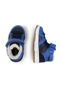 Baskets montantes en cuir bleu et marine avec une semelle en caoutchouc blanc et un doublure en peluche, dotées de bandes auto-agrippantes et d'un support de cheville rembourré.