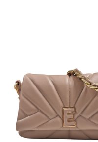 Borsa a spalla in cuoio beige con design trapuntato, tracolla in catena dorata e un evidente dettaglio di chiusura a forma di lettera "E" dorata.
