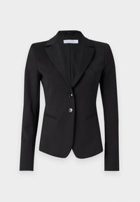 Černý blazer s klopeným límcem, dvěma knoflíkovými zapínáními a dvěma postranními kapsami. Přizpůsobený střih s hladkou látkou a jemným texturovaným podšívem.