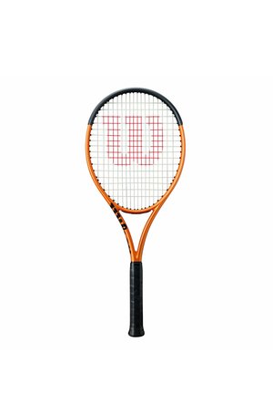 Raqueta de tenis con marco naranja, mango negro y logo rojo "W" en cuerdas blancas, aislada sobre fondo blanco.