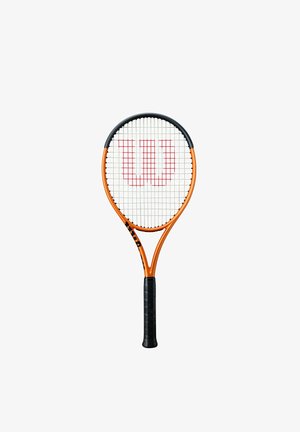 Raqueta de tenis con marco naranja, mango negro y logo rojo "W" en cuerdas blancas, aislada sobre fondo blanco.