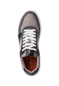 Pantofi sport pentru bărbați din suede gri și negru, cu detalii perforate, șireti albi și un interior contrastant portocalie. Caracteristică a unei tălpi din cauciuc.