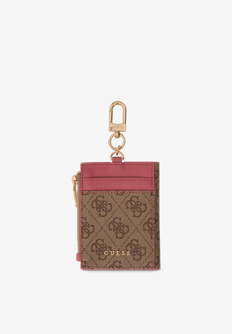 Porte-cartes Guess marron à motifs, bordé de cuir rose et muni d'un porte-clés avec fermoir doré attaché en haut.