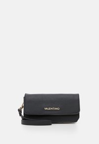 Borsa a tracolla in pelle nera con finitura testurizzata, pattina pieghevole, logo dorato e tracolla removibile. Forma rettangolare compatta.