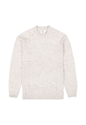Lichtgrijze trui met een gestructureerd breipatroon, ronde halslijn en geribde manchetten en zoom. Heeft donkere stippen door de stof heen.