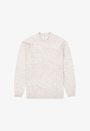 Lichtgrijze trui met een gestructureerd breipatroon, ronde halslijn en geribde manchetten en zoom. Heeft donkere stippen door de stof heen.
