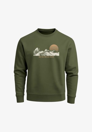 Olivgrünes Sweatshirt mit einem Motiv aus Bergen und einer Sonne mit horizontalen Linien. Unter dem Design befindet sich der Schriftzug "NEVERLESS" in einer kontrastierenden Farbe.