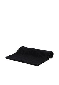 Asciugamano arrotolato nero con un design testurizzato e lettere embossate. Realizzato in materiale morbido, presenta una finitura liscia e una leggera lucentezza.