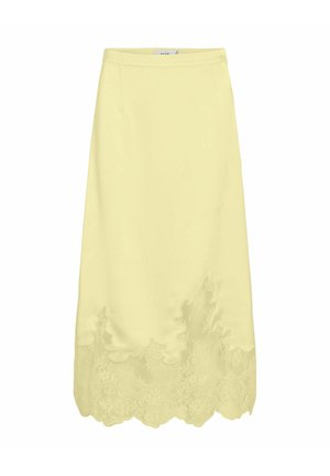 Jupe midi jaune pâle avec un ourlet en dentelle festonnée et une taille ajustée, fabriquée en tissu lisse semblable au satin.