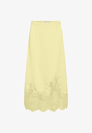 Pależółta midi spódnica z falbanowym koronkowym dołem i dopasowanym paskiem w talii, wykonana z gładkiej, satynopodobnej tkaniny.
