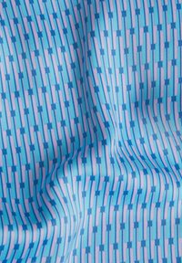 Ljusblått tyg med ett geometriskt mönster som har växlande vertikala och horisontella linjer i mörkblått och rosa accenter.