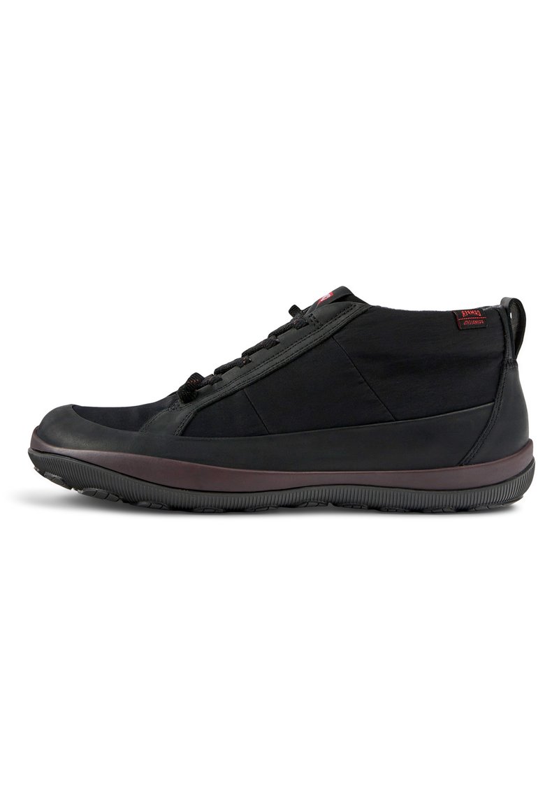 Scarpe alte nere con tomaia in materiale sintetico liscio, punta rotonda, suola in gomma texturizzata e chiusura con lacci. Caratterizzate da cuciture laterali e marchio.