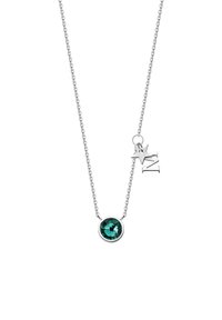 Srebrny naszyjnik łańcuszkowy z okrągłym pendanem z tealowego kamienia szlachetnego oraz małym zawieszką w kształcie gwiazdki z wygrawerowanymi inicjałami.
